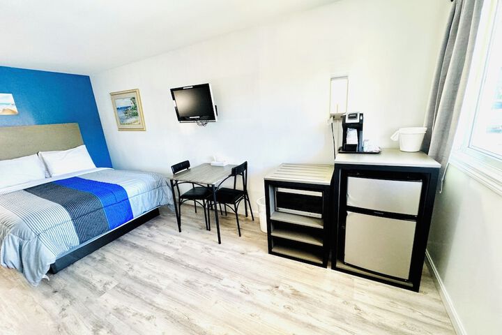 1 Queen Bed (2 of 23)