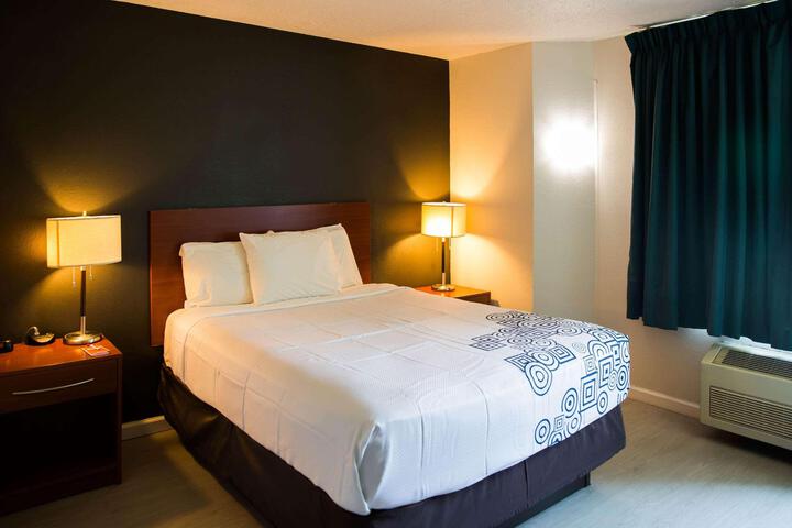 1 Queen Bed (5 of 7)