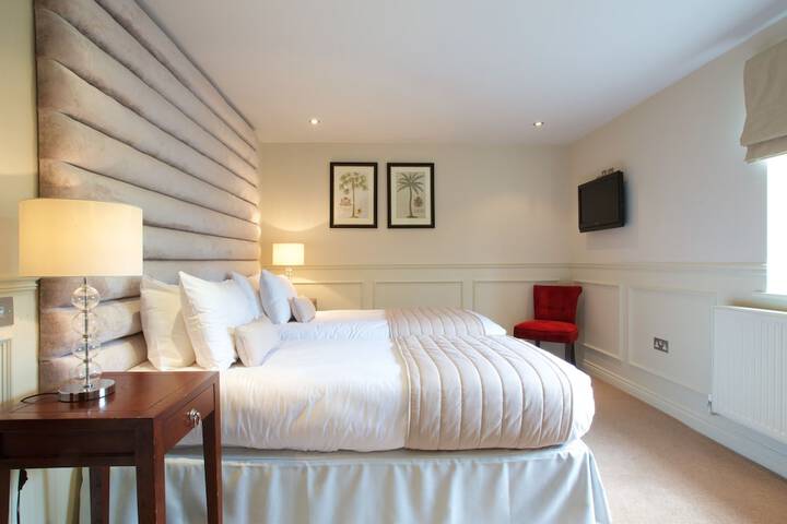 Room 3 of 43