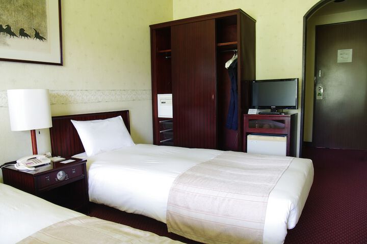 Room 3 of 173