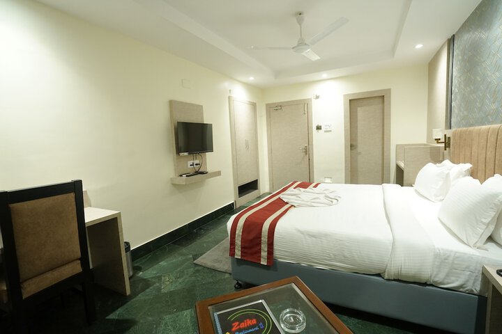Room 9 of 28