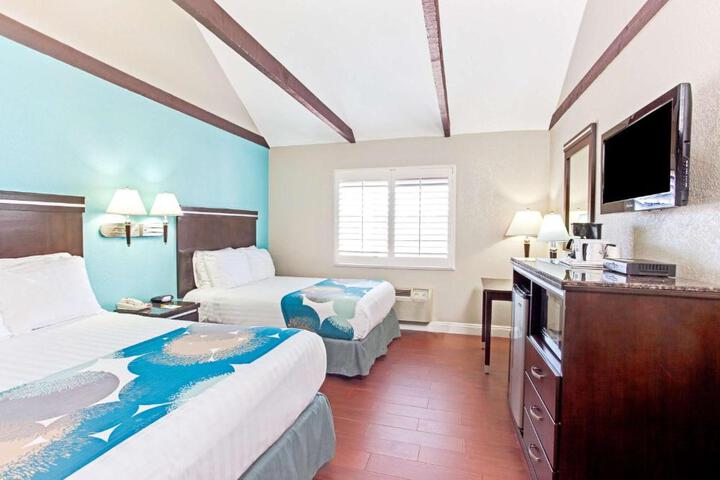 Deluxe 2 Double Beds (2 of 8)