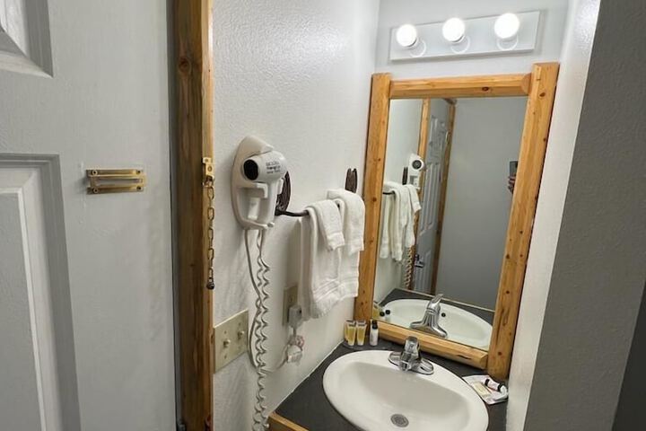 Room 24 of 28