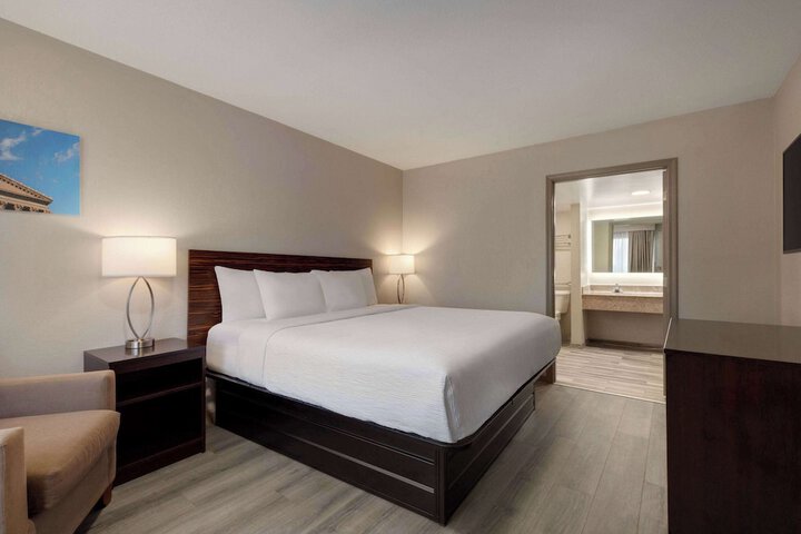 1 King Bed (2 of 19)