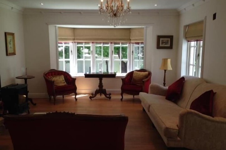 Lounge 26 of 28