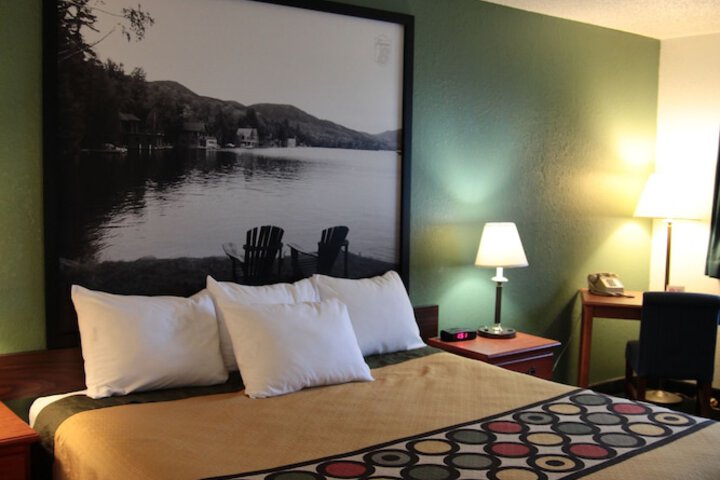 Deluxe King Bed (11 of 13)