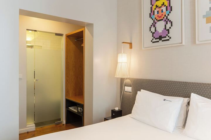 Room 32 of 63