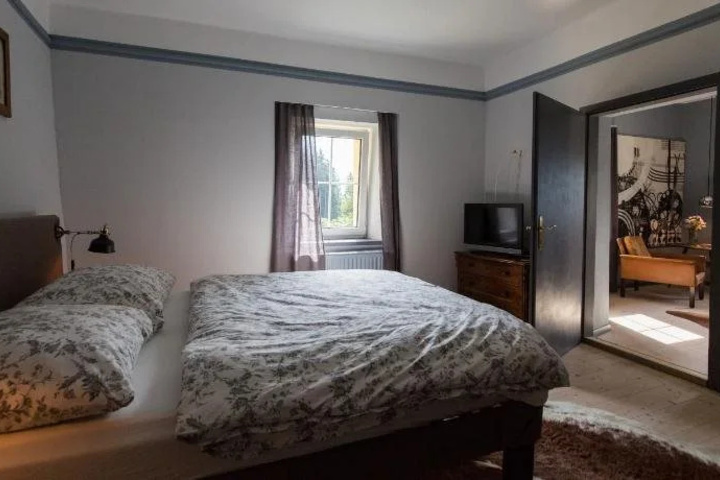 Room 4 of 17