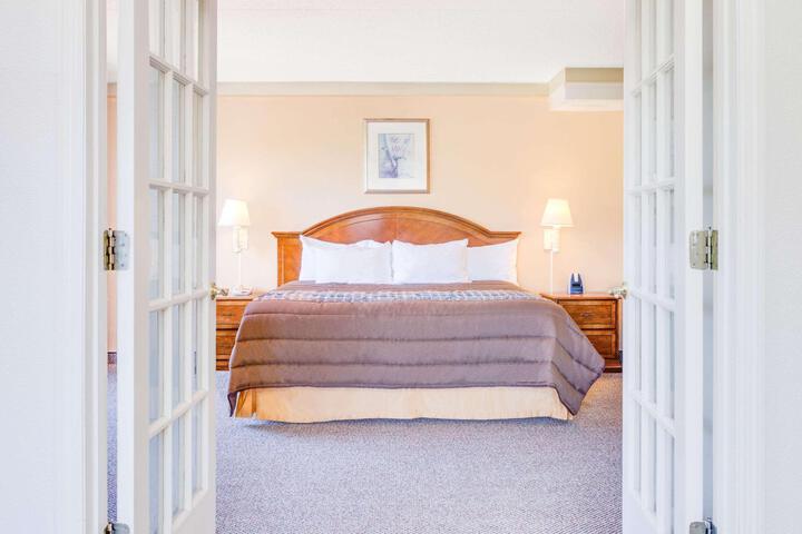 1 King Bed (5 of 8)