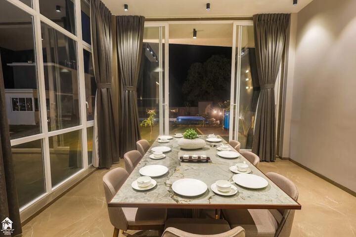 Dining 4 of 6