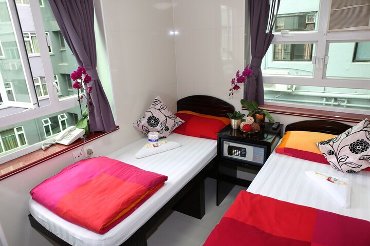 Room 37 of 100