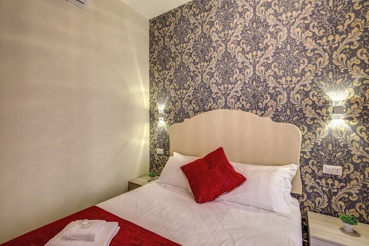 Room 6 of 33