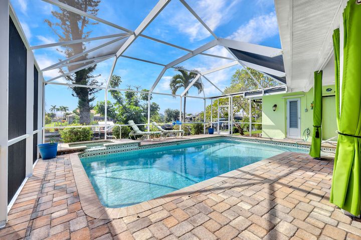 Hotel Pool