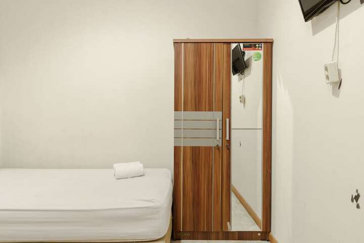 Room 8 of 16