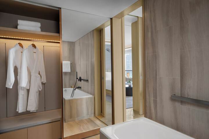 Room 42 of 121