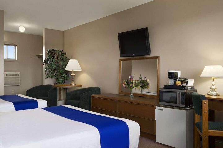 2 Queen Beds (2 of 5)