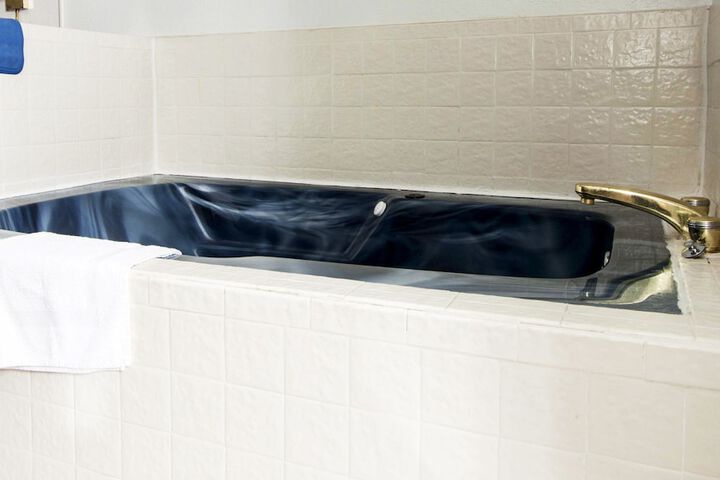 Jetted tub