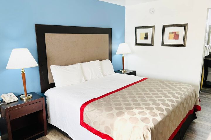 1 King Bed (5 of 5)