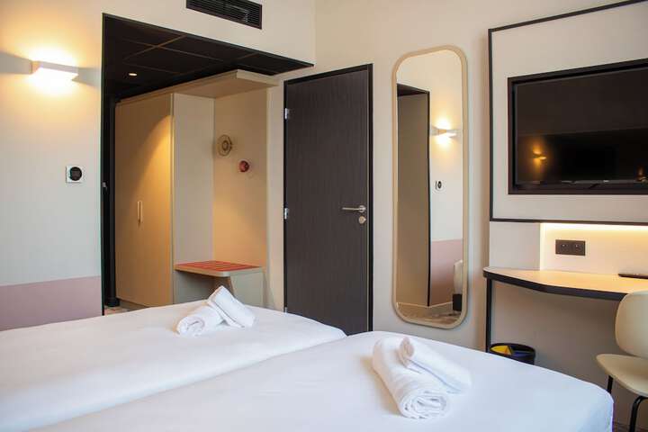 Room 37 of 98
