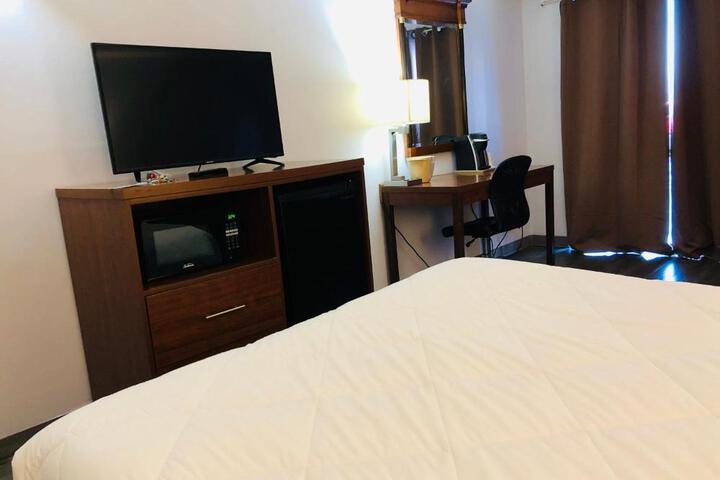 1 Queen Bed Accessible Room (6 of 13)