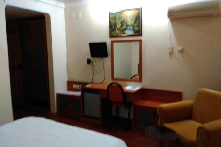 Room 12 of 15