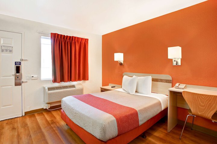 1 Queen Bed (1 of 6)