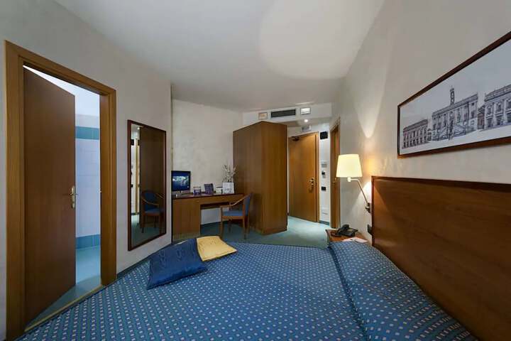 Room 8 of 28