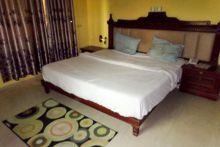 Room 10 of 13