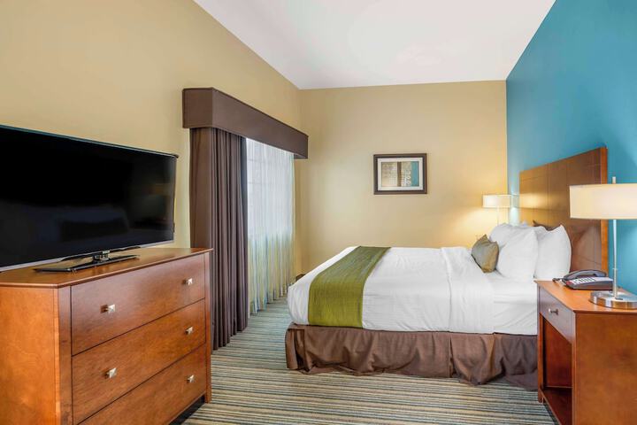 1 King Bed Microwave and Refrigerator 39 Inch Led Television High Speed Internet Full Breakfast (17 of 20)