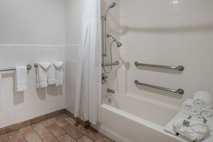 Accessible 1 King Mobility Accessible Bathtub Wet Bar Microwave and Refrigerator (19 of 20)