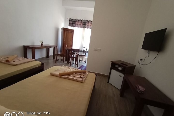 Room 6 of 9