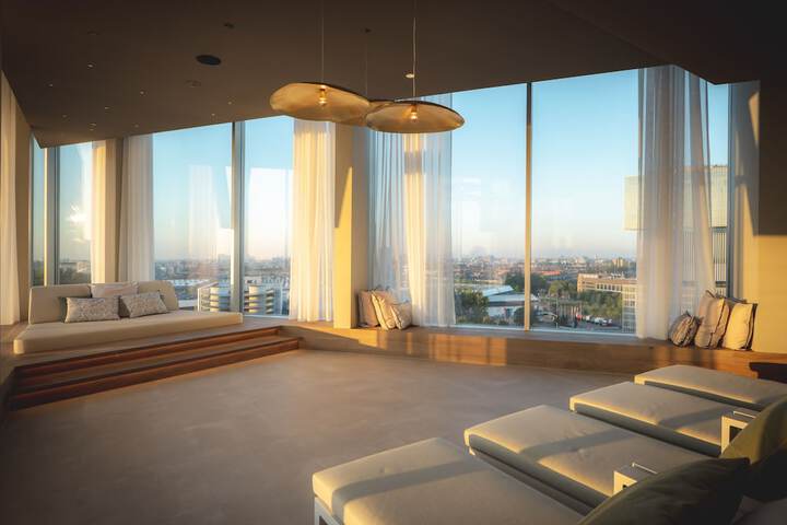 Lounge 72 of 77
