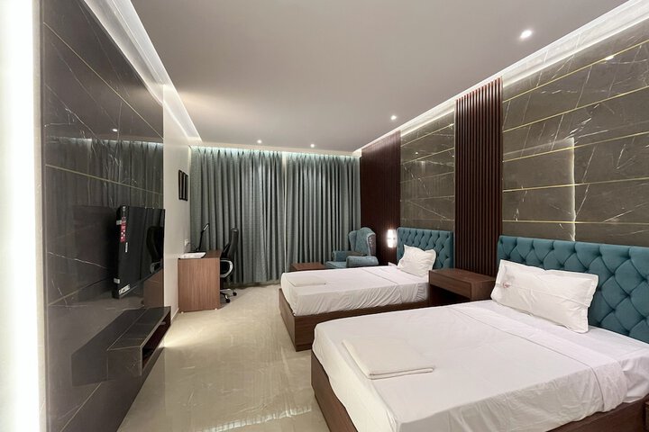 Room 13 of 37