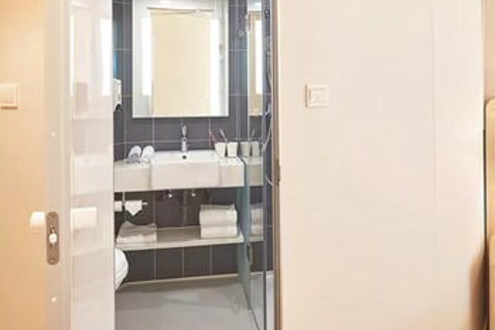 Room 8 of 8