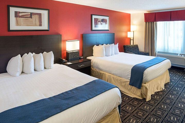 2 Queen Beds (7 of 8)