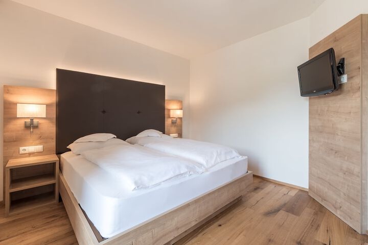 Room 4 of 63