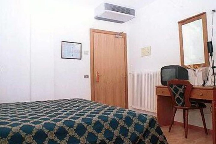 Room 4 of 18
