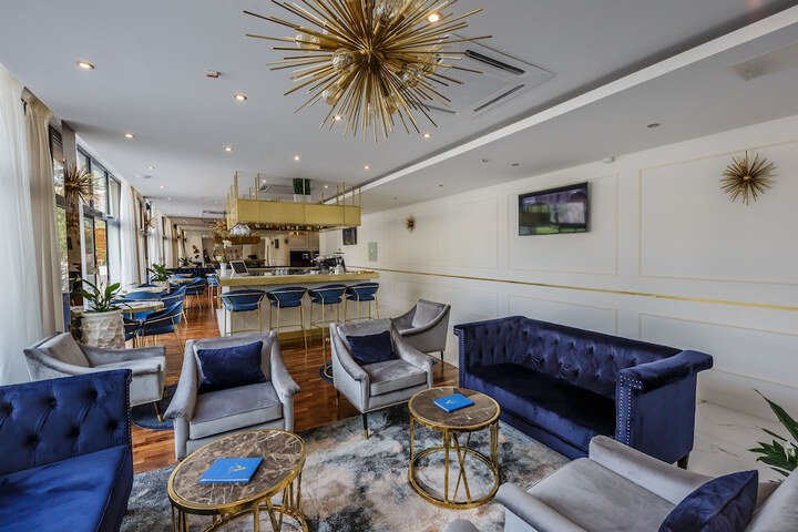Lounge 56 of 82