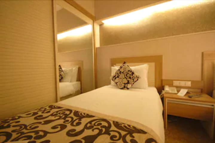 Room 7 of 8