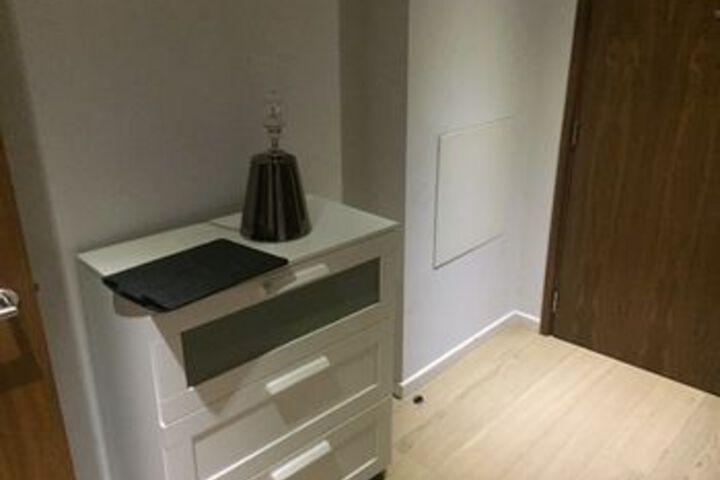 Room 4 of 8