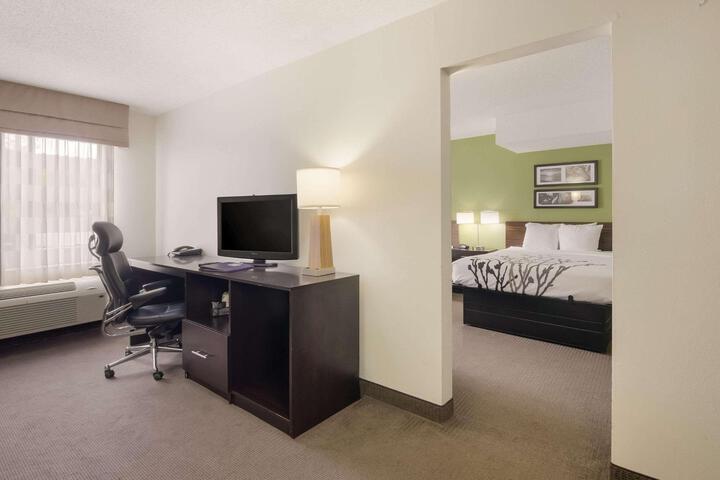 1 Queen Bed (11 of 12)