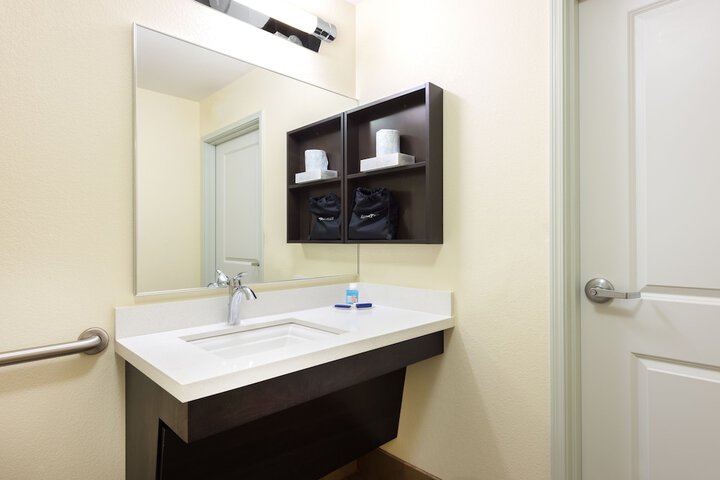 1 Queen Studio Comm Mobility Accessible Roll in Shower (7 of 13)