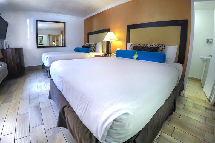 1 Queen Bed (8 of 8)