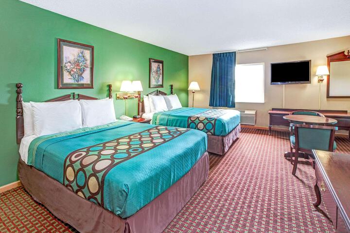 1 Queen Bed (3 of 12)