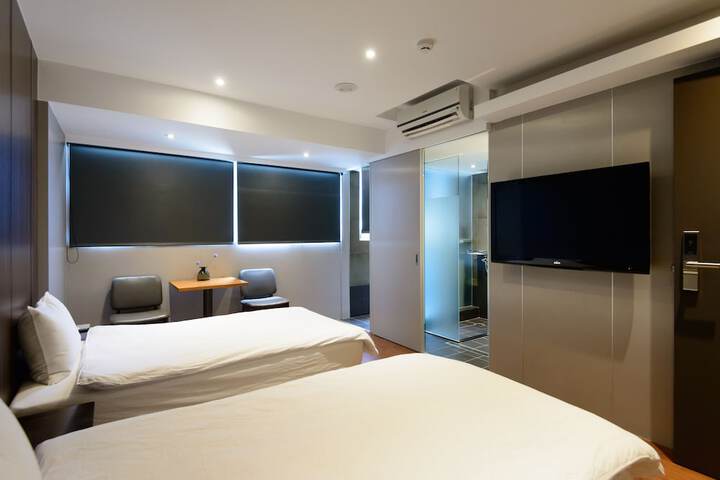 Room 12 of 32