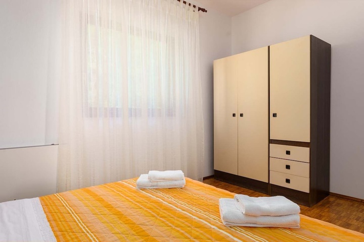 Room 4 of 20