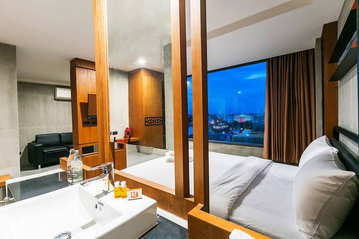 Room 10 of 32