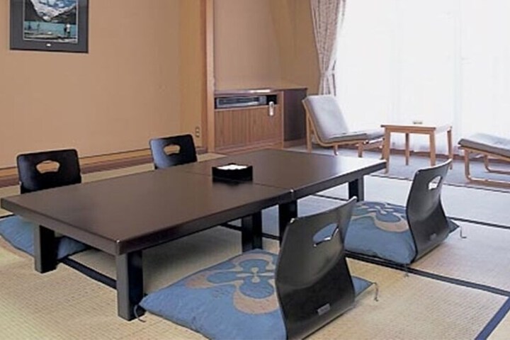 Room 3 of 33