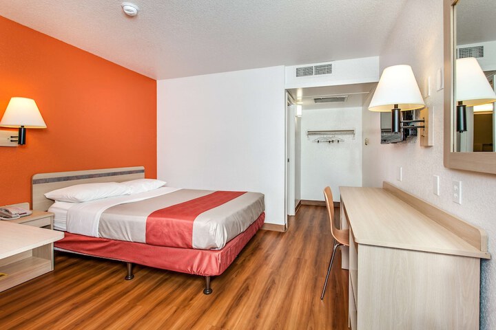 1 Queen Bed (7 of 11)