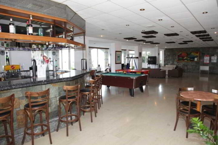 Lounge 8 of 10